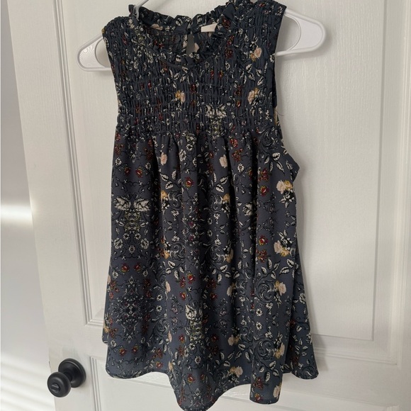 Elegant Floral Sleeveless Blouse - Black - Picture 1 of 8